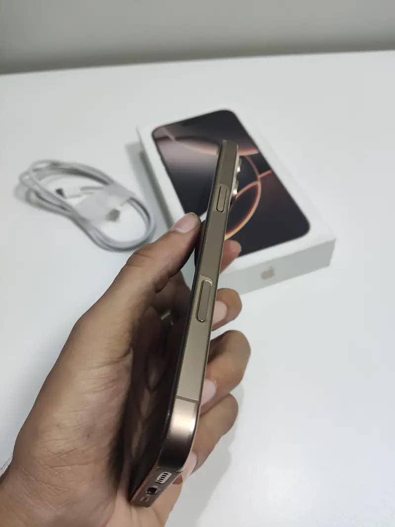 Apple iPhone 16 Pro Max 2