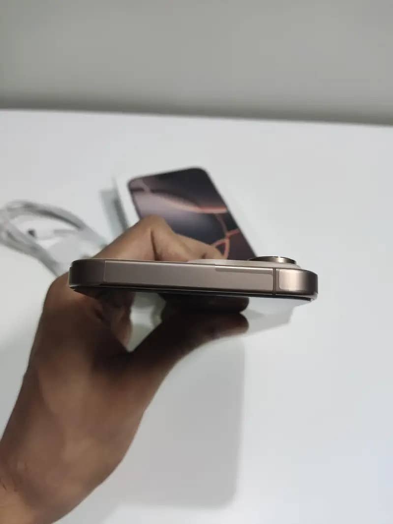 Apple iPhone 16 Pro Max 3