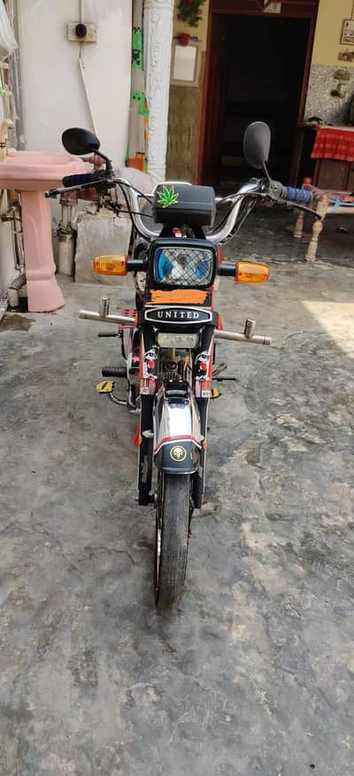 United 19 model 70cc bike all ok tanki ka colour utra huwa hai