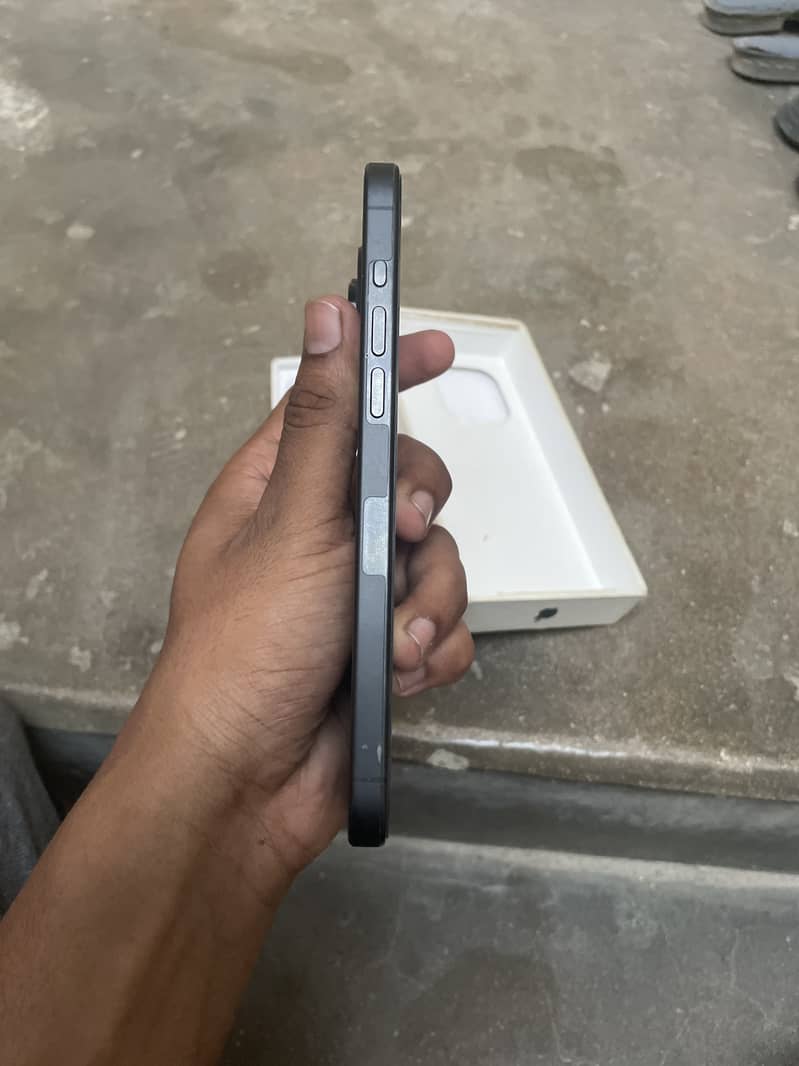 Apple iPhone 15 Pro Max 3