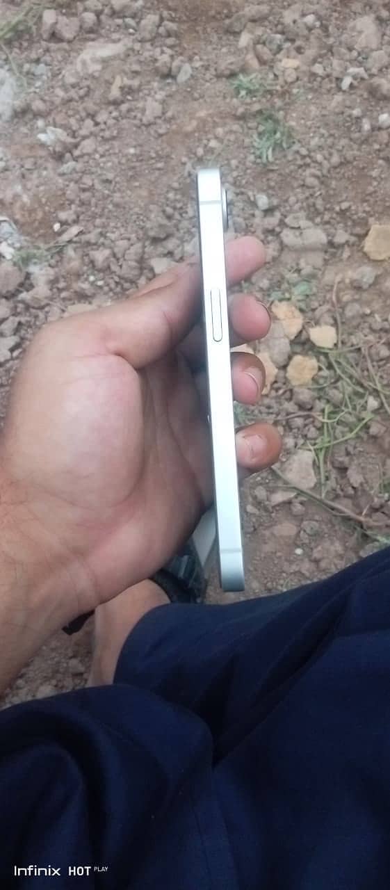 Apple iPhone 16e 1