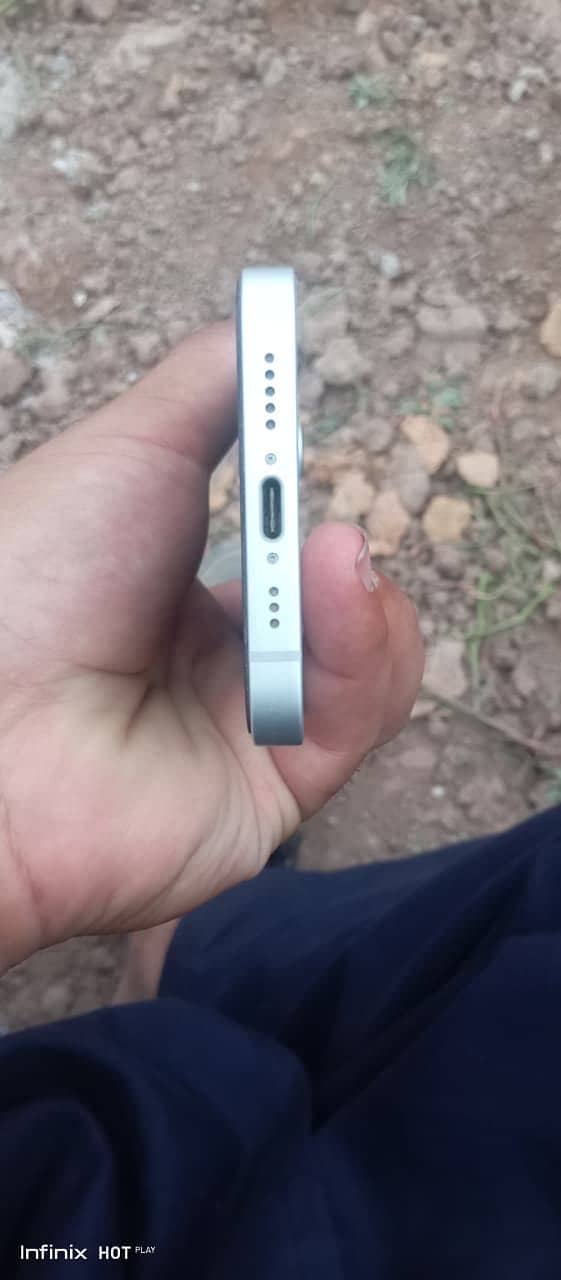 Apple iPhone 16e 2