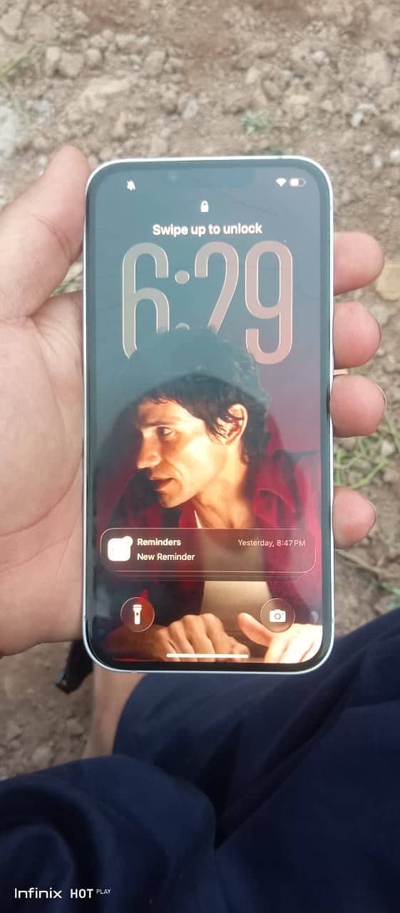 Apple iPhone 16e 3