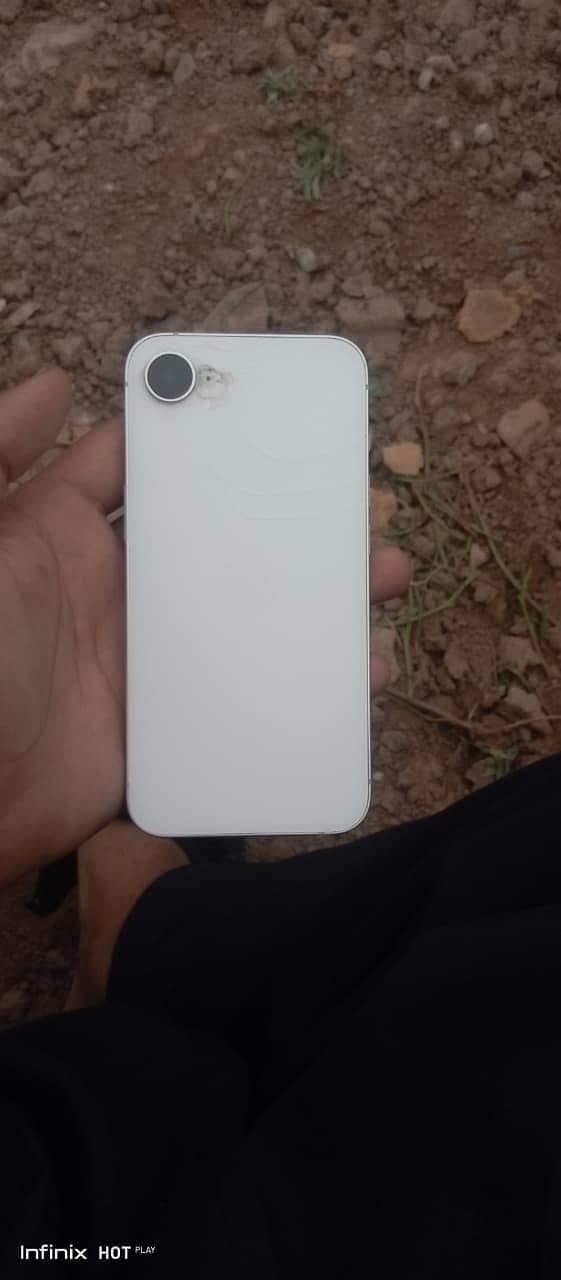 Apple iPhone 16e 4