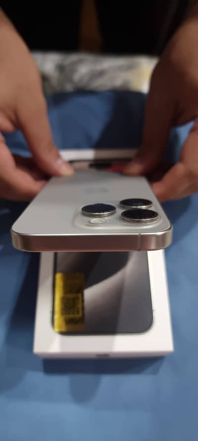 Apple iPhone 15 Pro (Scratch-less)