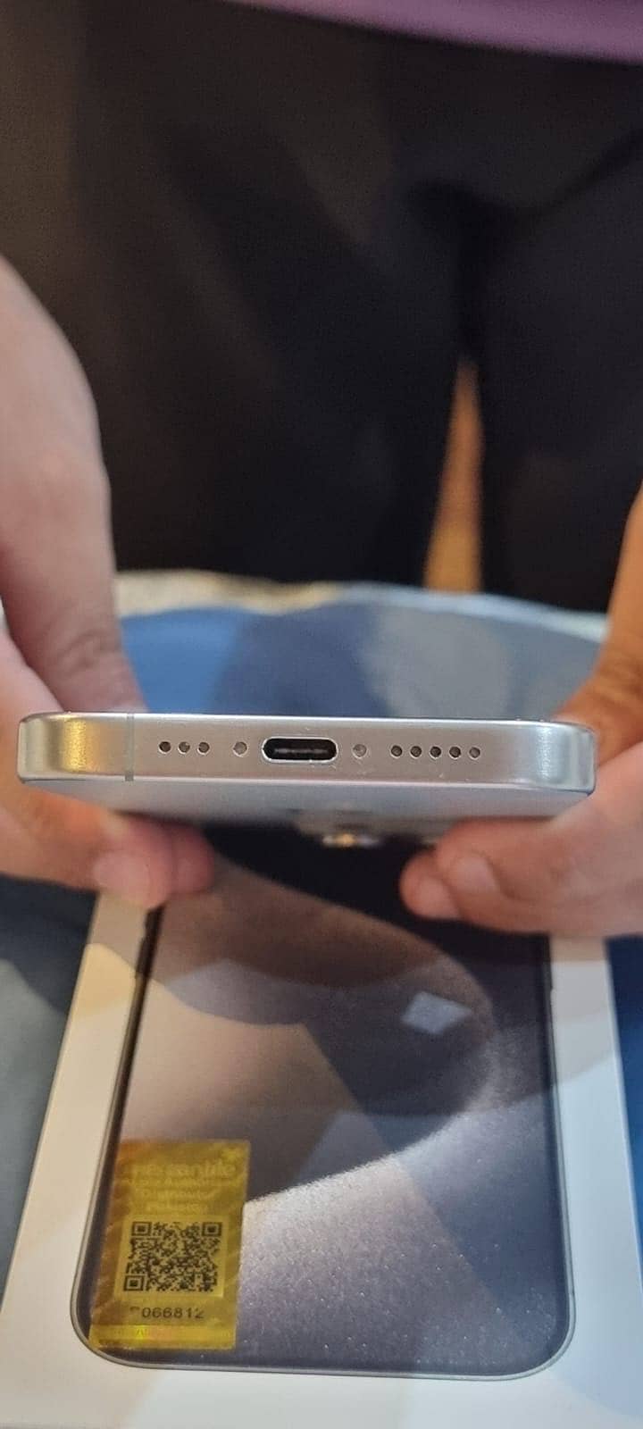 Apple iPhone 15 Pro (Scratch-less) 4
