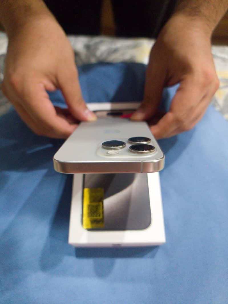 Apple iPhone 15 Pro (Scratch-less) 12