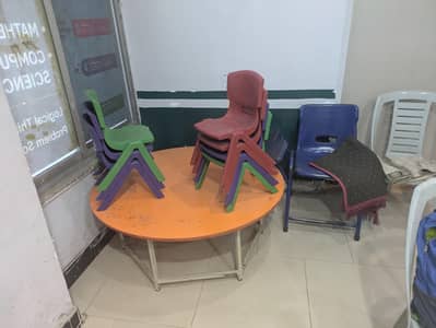 urgent sale kids around table + 10 chairs