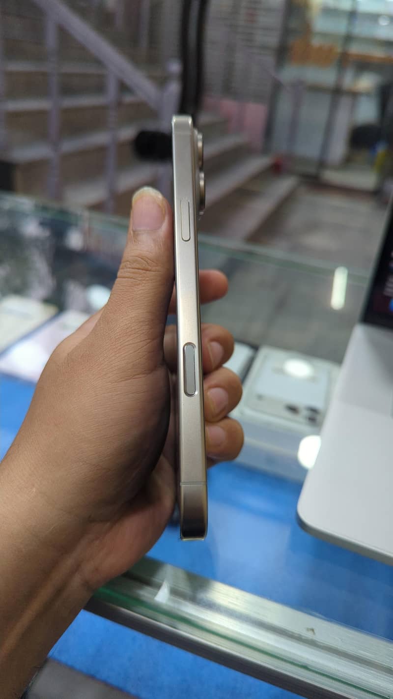 Apple iPhone 16 Pro Max 1
