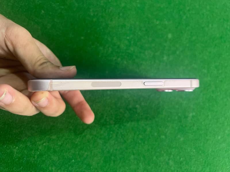 Apple iPhone 15 4