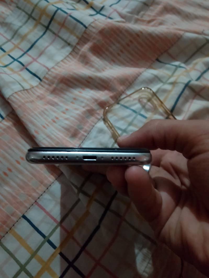Apple iPhone X 4