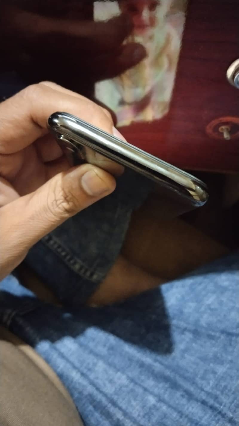 Apple iPhone X 4