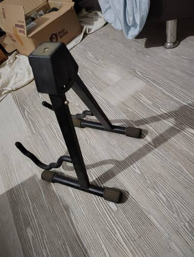 Guitar stand branded TGi