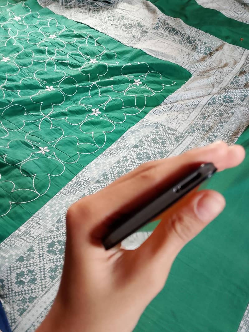 Sharp Aquos Sense 2 3
