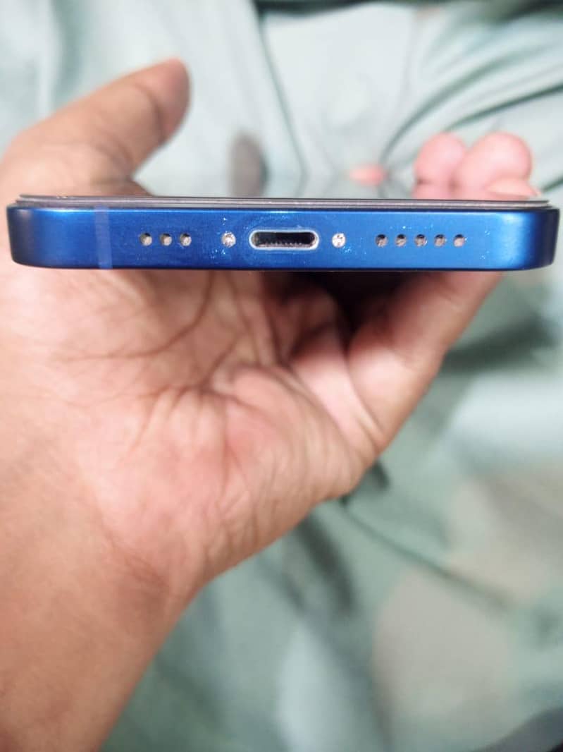 Apple iPhone 12 4