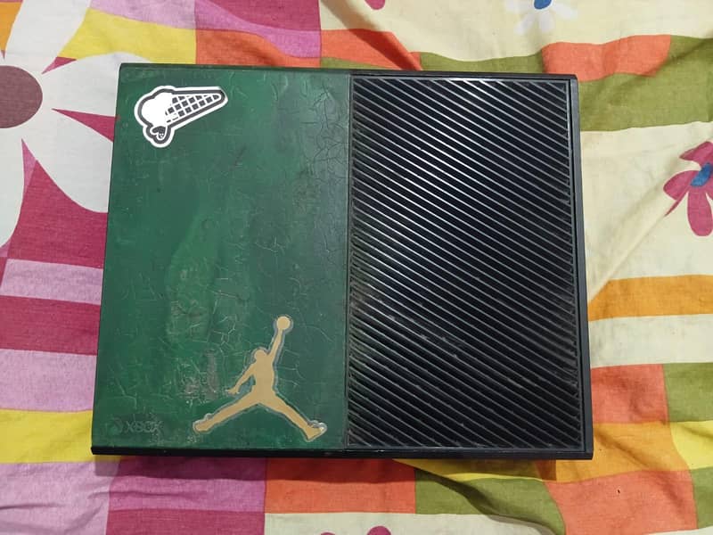 Xbox one with controller 1