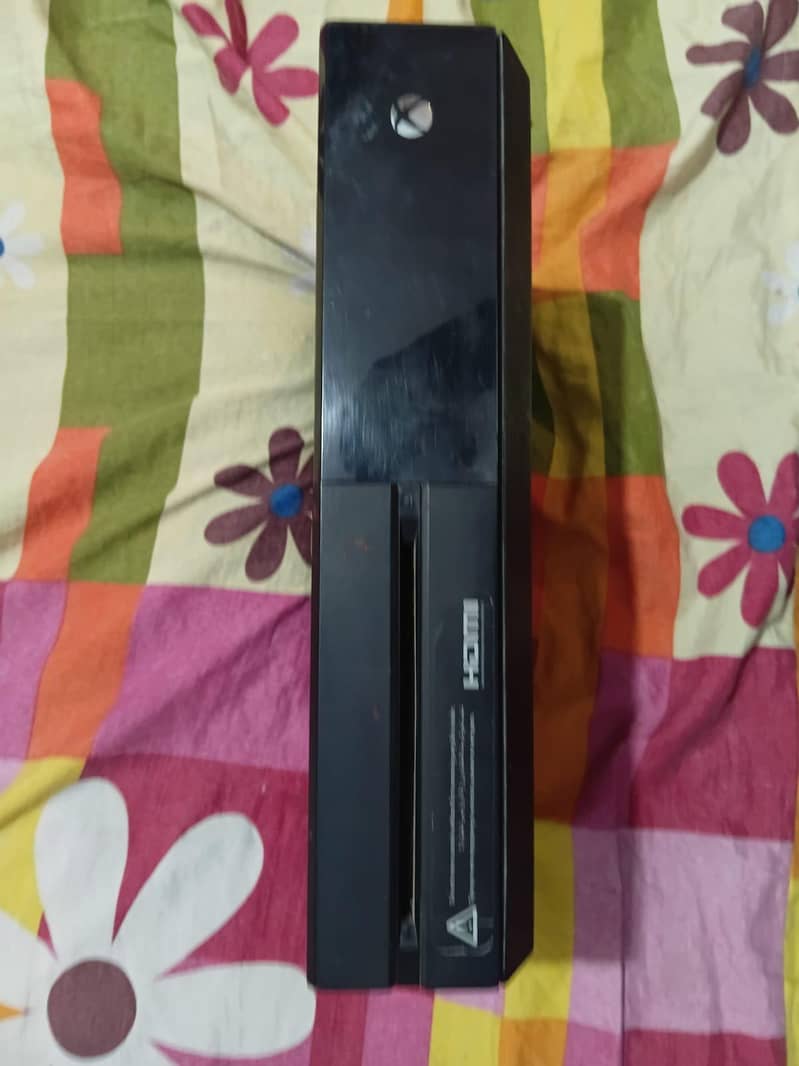 Xbox one with controller 2