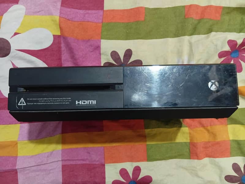 Xbox one with controller 3