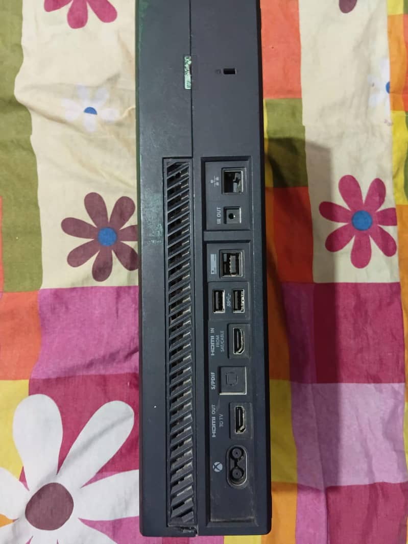 Xbox one with controller 4