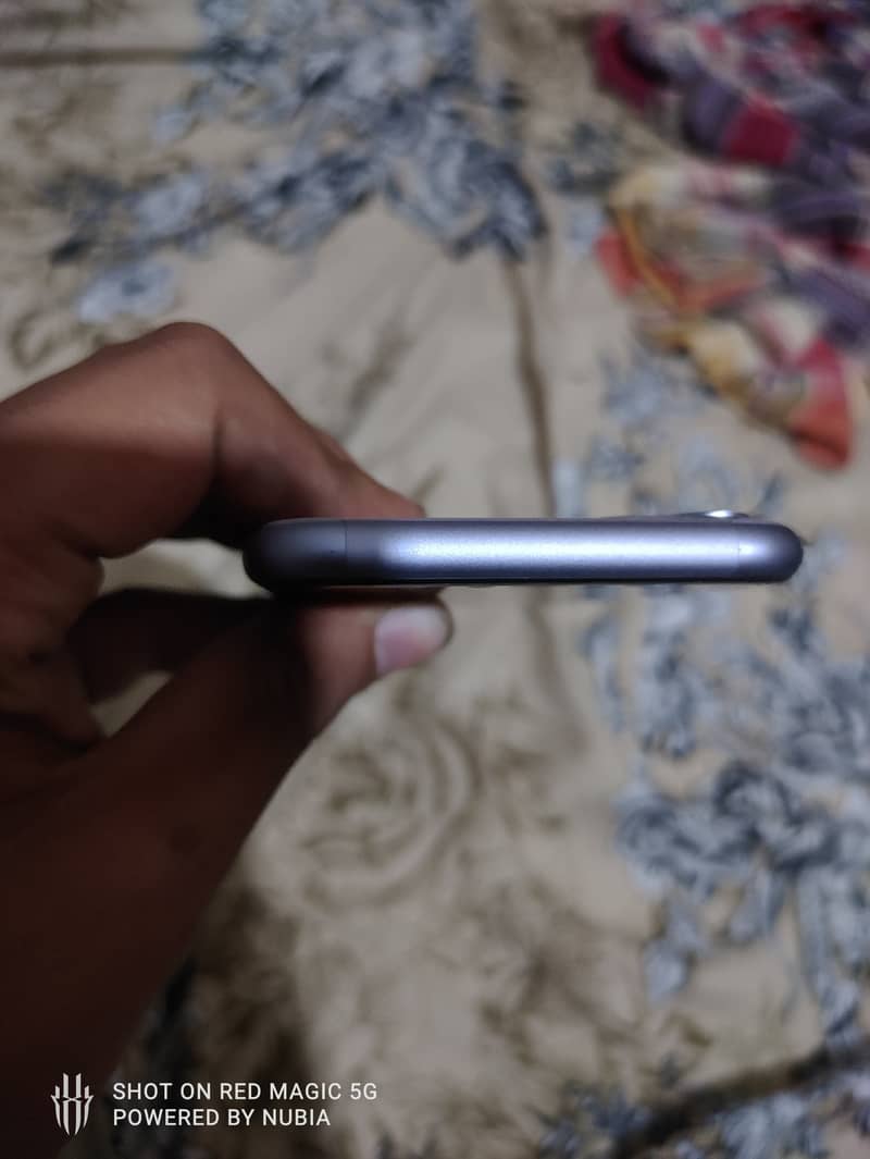 Apple iPhone 11 4