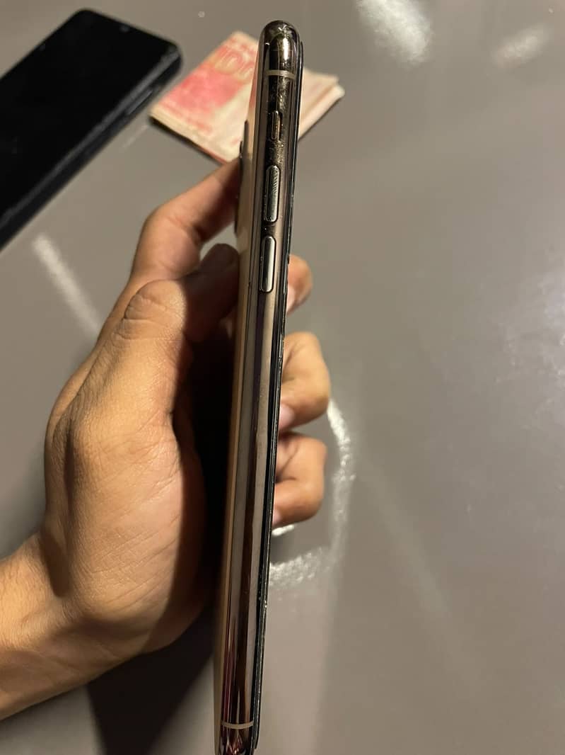 Apple iPhone 11 Pro Max 2