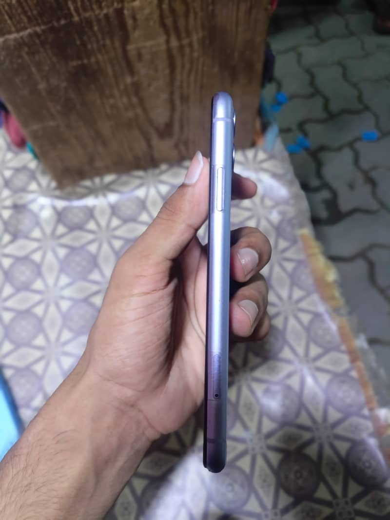 Apple iPhone 11 4