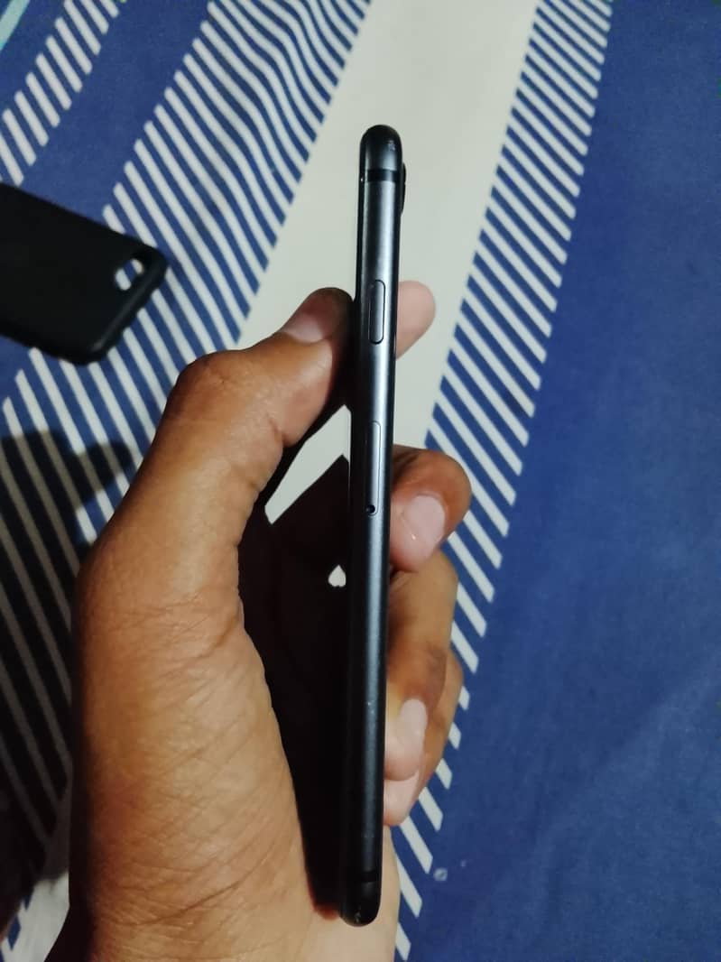 Apple iPhone 8 3