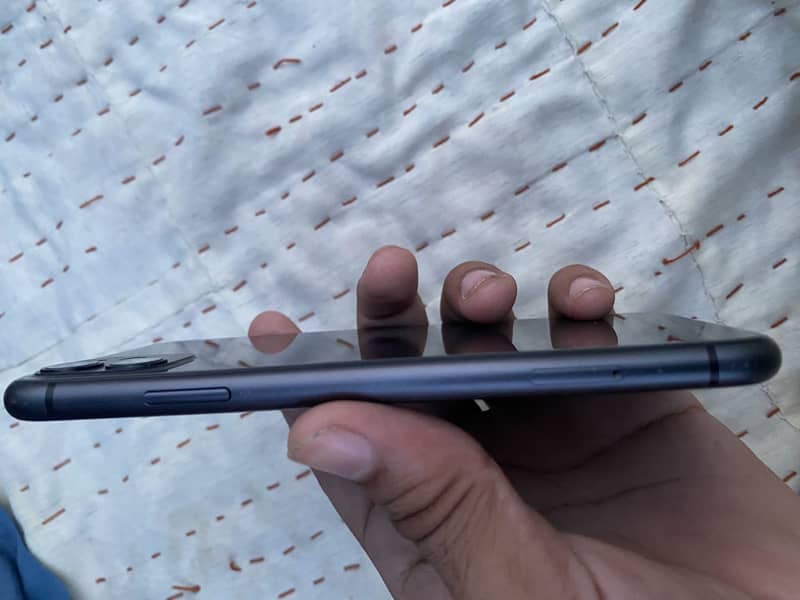 Apple iPhone 11 3