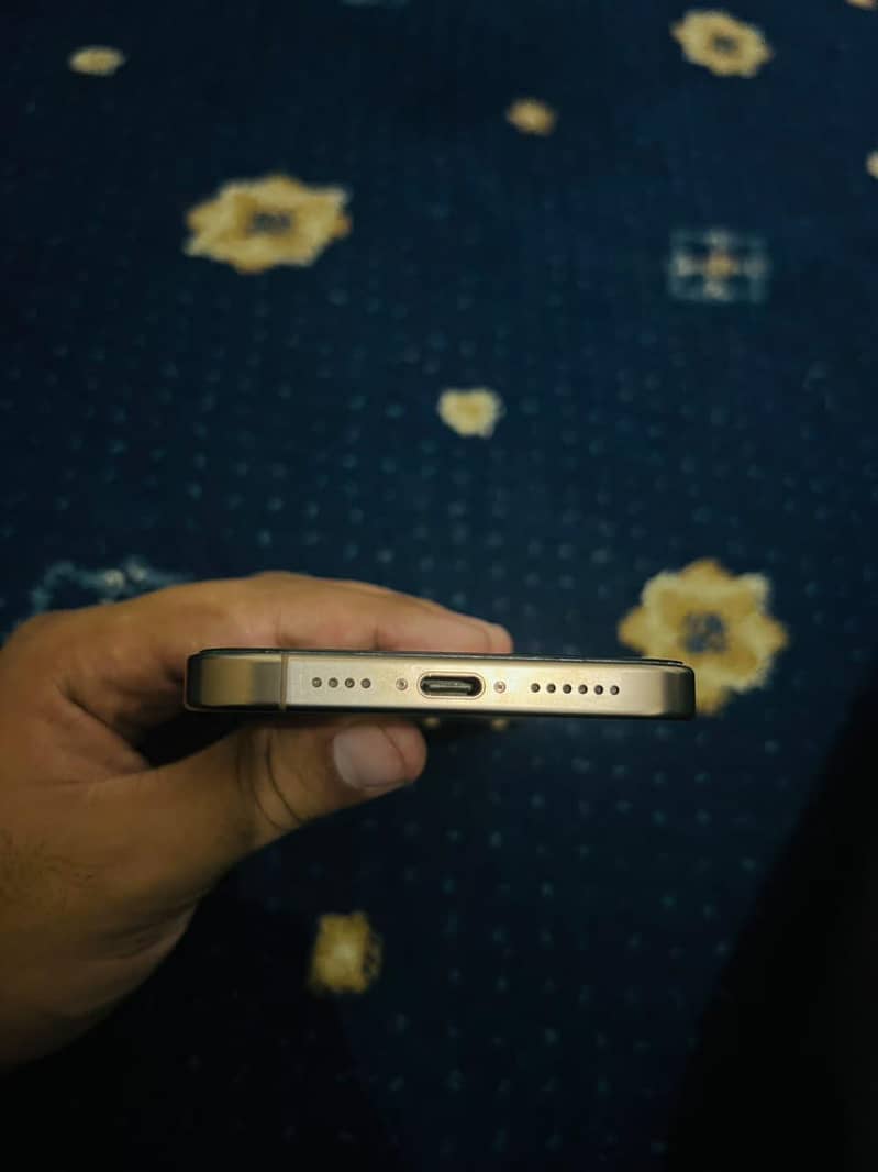 Apple iPhone 16 Pro Max 4