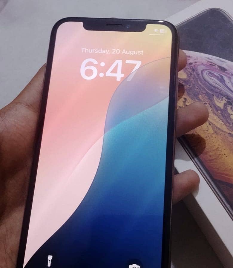 (IPHONE XS MINT CONDITION) 2