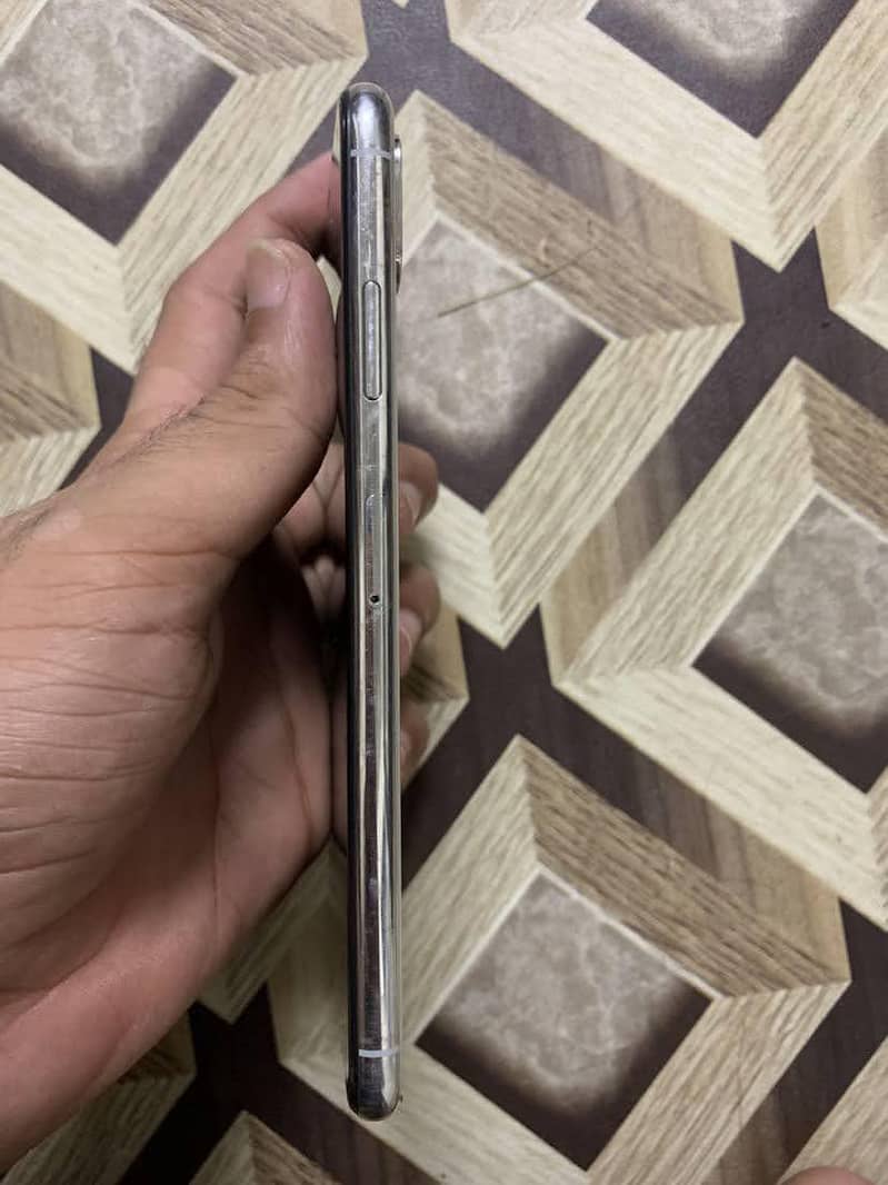 Apple iPhone XS Max 3