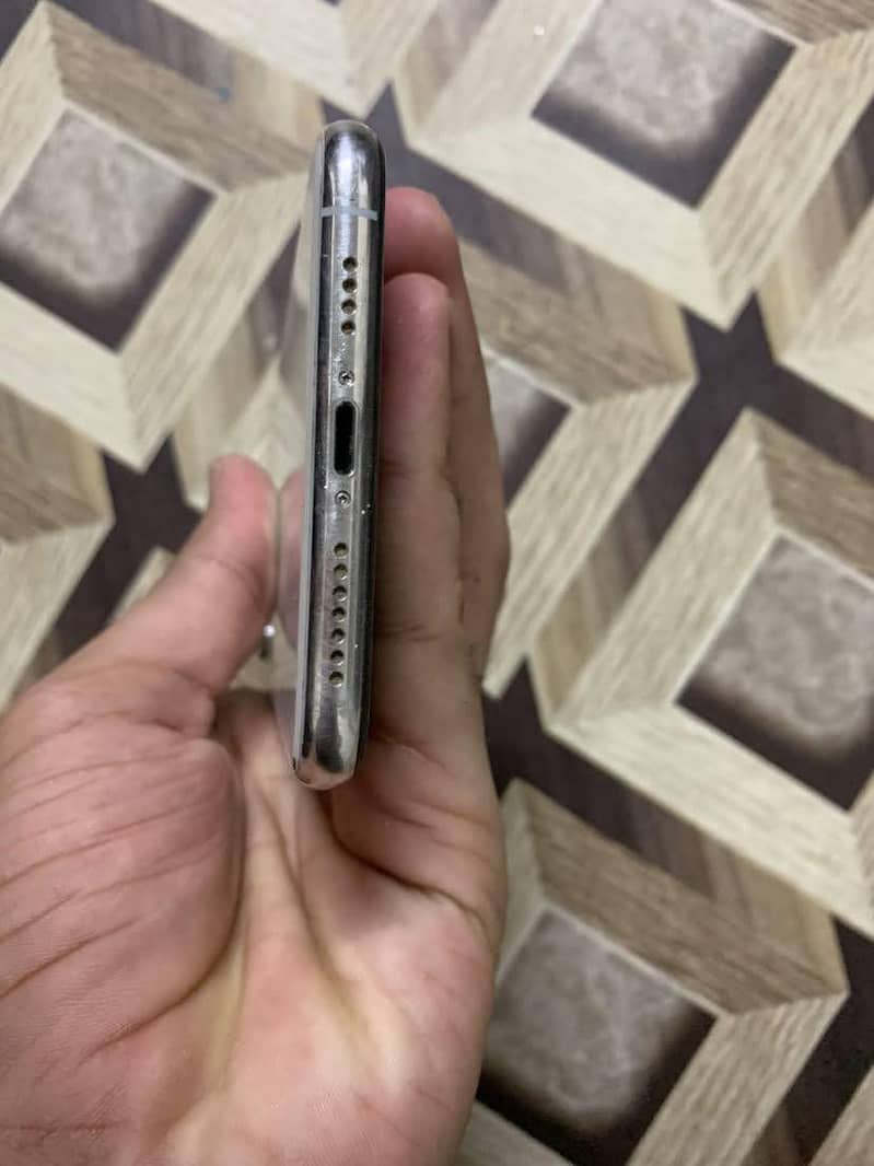 Apple iPhone XS Max 4