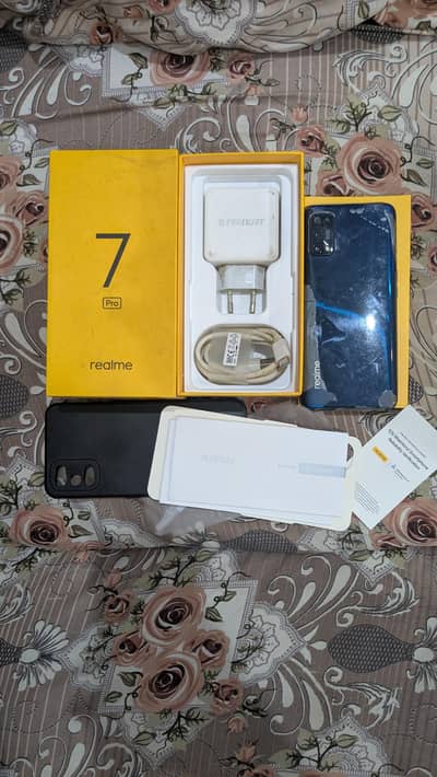 Realme 7 Pro One hand use