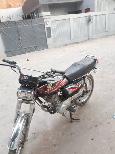 2024 ka Honda hai bilkul saaf halat ma hai Black color ma