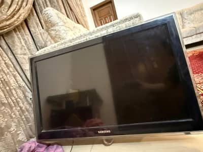 2 tv 1 normal led + smart tv broken screen