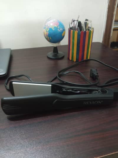 Revlon Fast Results Ceramic Flat Iron (1-1/2 inch plates); 03358365818