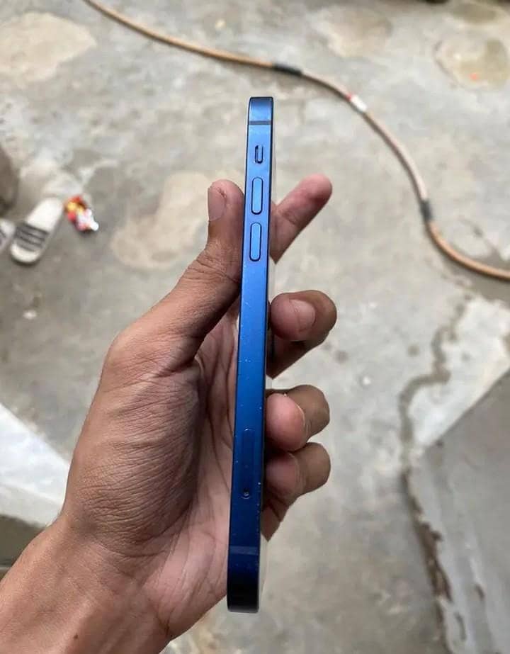 Apple iPhone 12 4