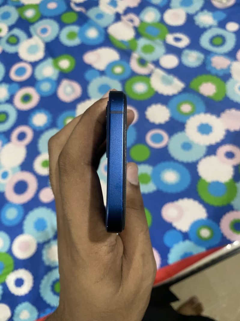 Apple iPhone 12 4