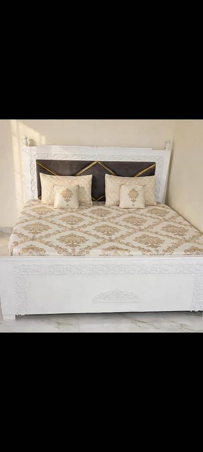 Used premium  white covered bed white mattress