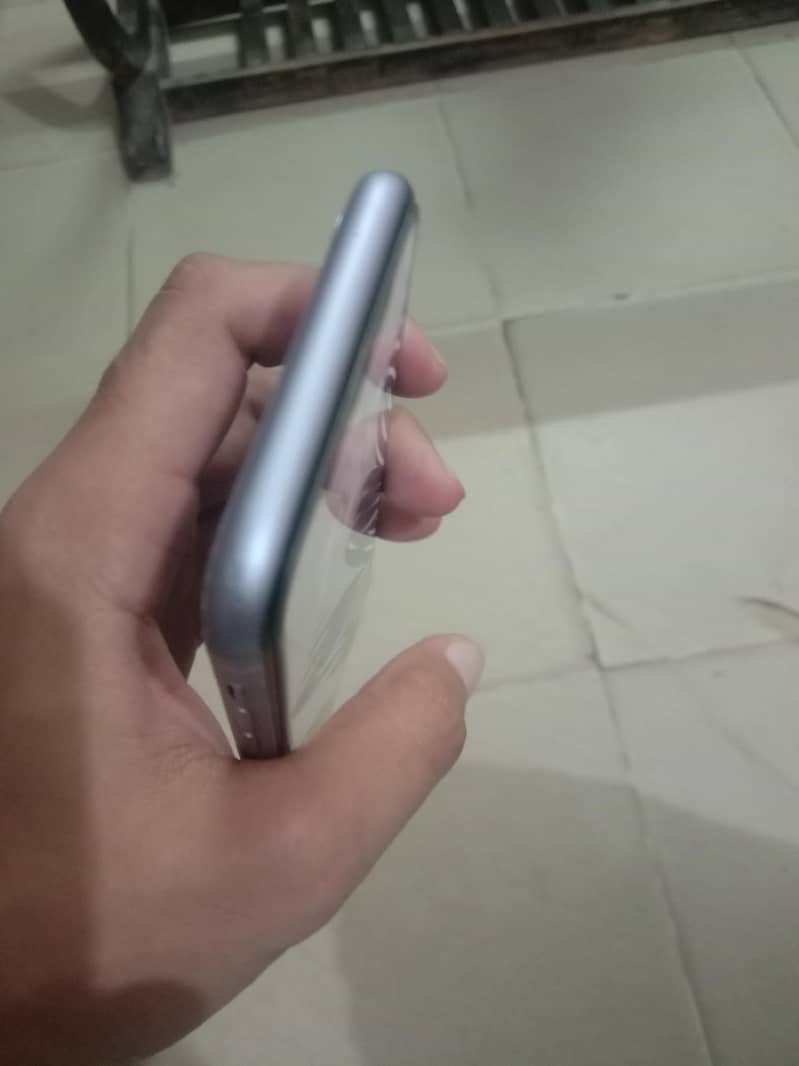 Apple iPhone 11 4