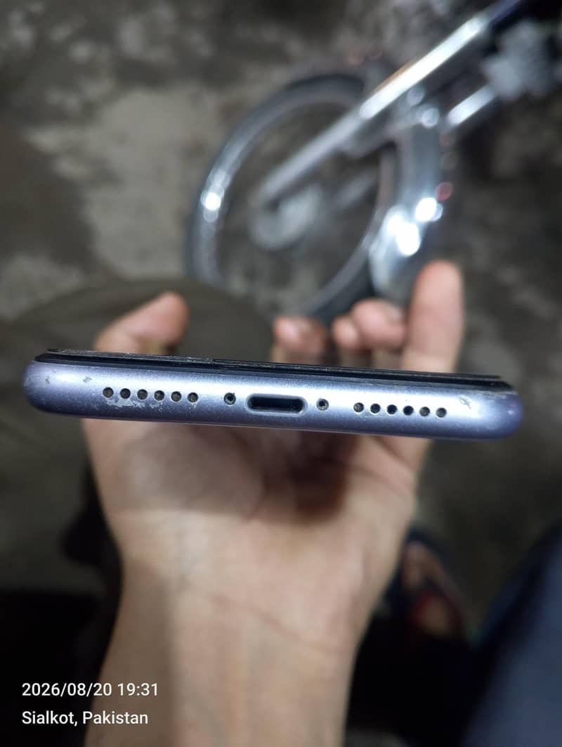 Apple iPhone 11 3