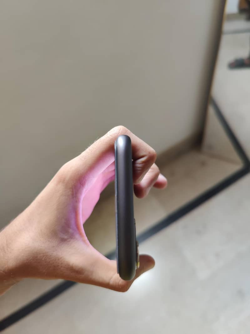 Apple iPhone 11 4