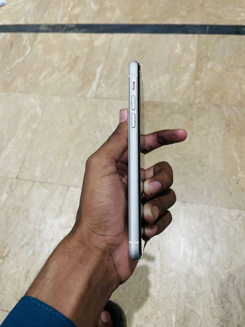 Apple iPhone 11 3