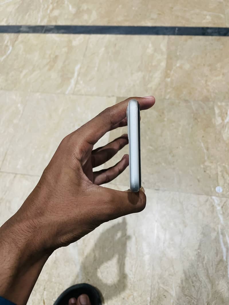Apple iPhone 11 4