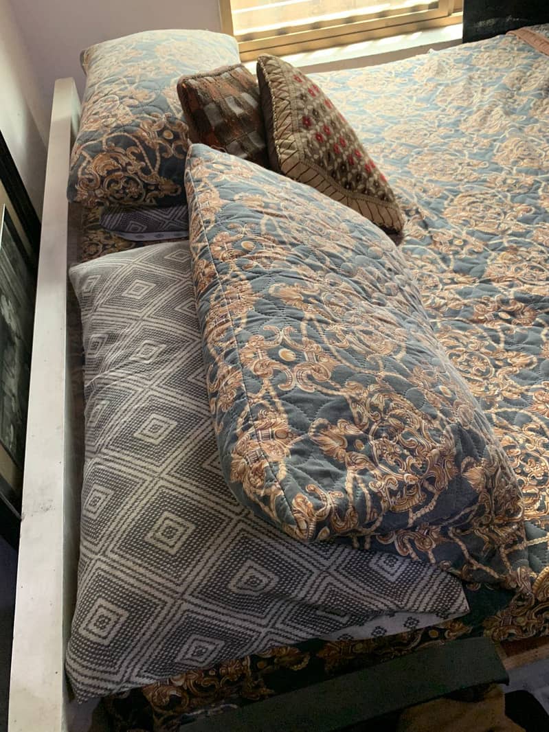 Queen sized double bed 4