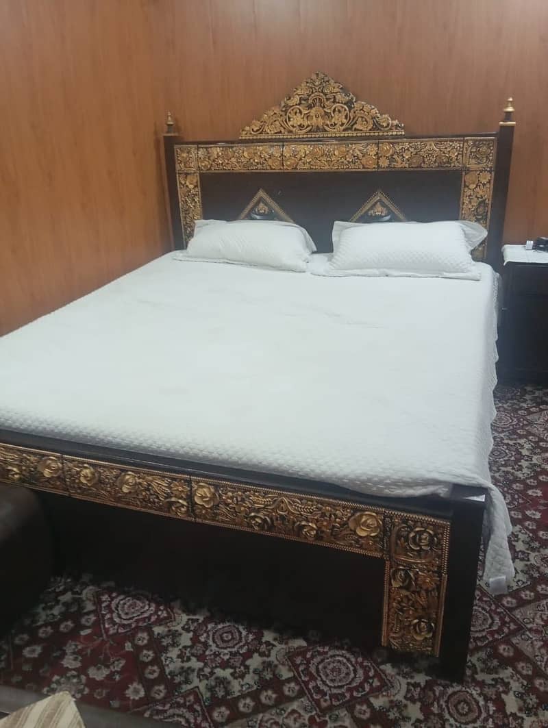 King Bed + side tables 1