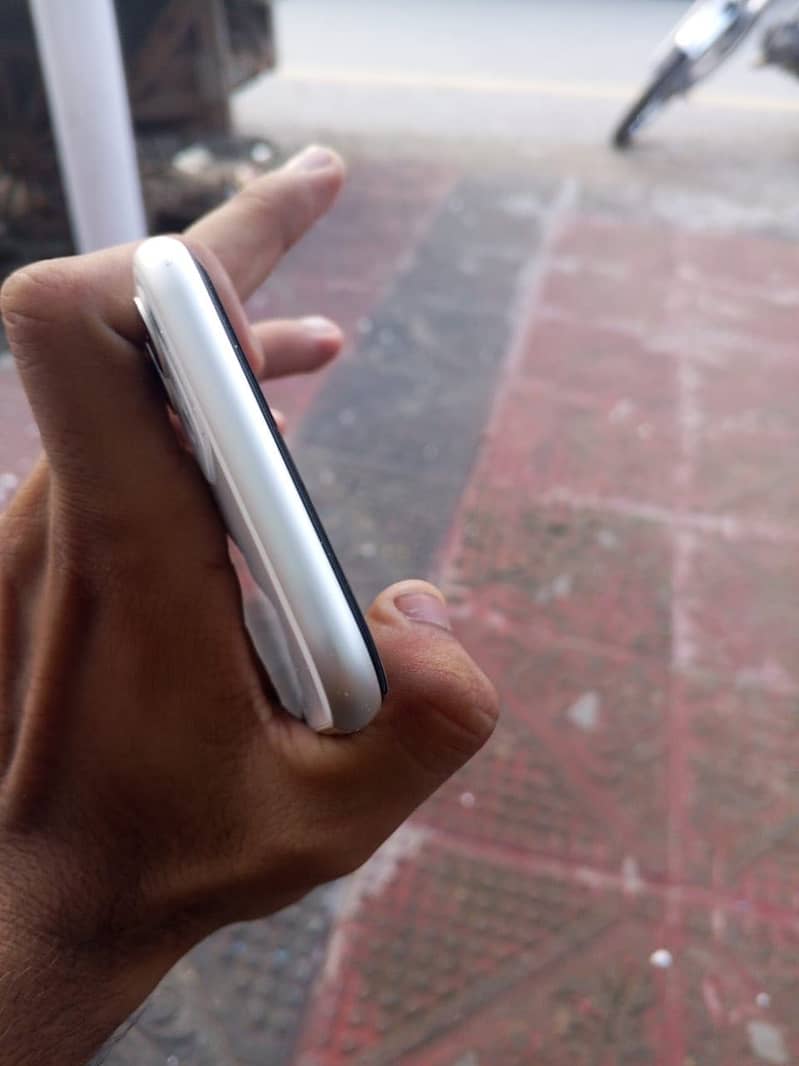 Apple iPhone 11 0