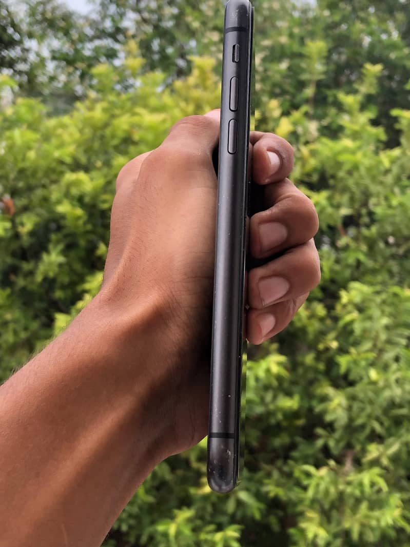 Apple iPhone 11 4