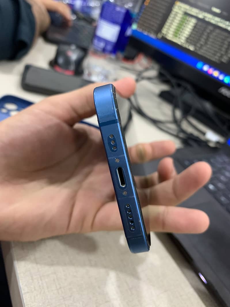 Apple iPhone 13 8