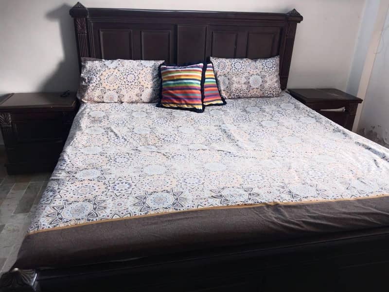 King size bed and dressing table 0